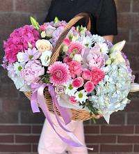 Композиция солнечный день в Черемушках Курской области Цветочная композиция из Розы, Хризантемы, Пионы и Лизиантусы в корзине в Черемушках Курской области