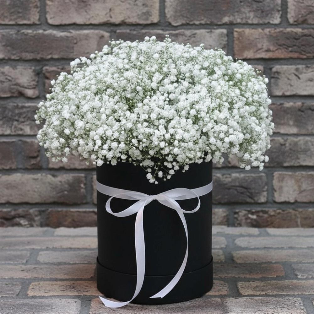 Цветочная композиция из Гипсофила в шляпной коробке в Черемушках Курской области