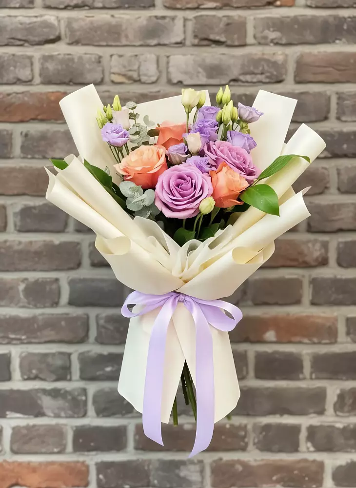 Букет цветов из: Лизиантусы и Розы в Черемушках Курской области