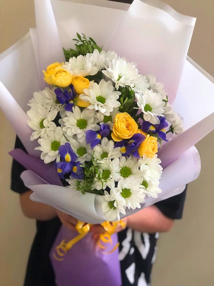 Букет цветов из: Ирисы, Хризантемы и Розы в Черемушках Курской области