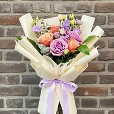 Букет цветов из:  Лизиантусы и Розы в Черемушках Курской области