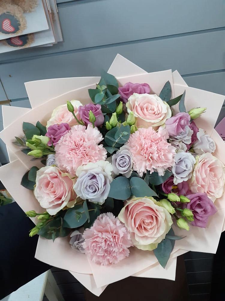 Букет цветов из: Розы, Гвоздики и Лизиантусы в Черемушках Курской области