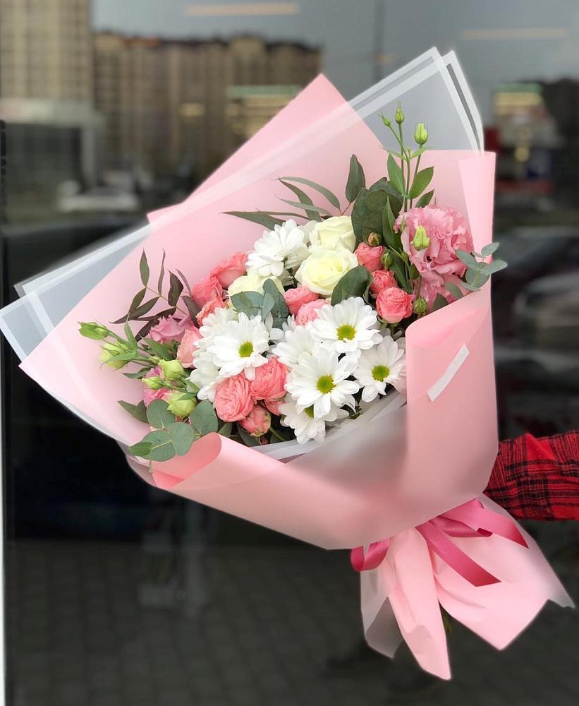 Букет нежный в Черемушках Курской области Букет цветов из: Розы, Лизиантусы и Хризантемы в Черемушках Курской области
